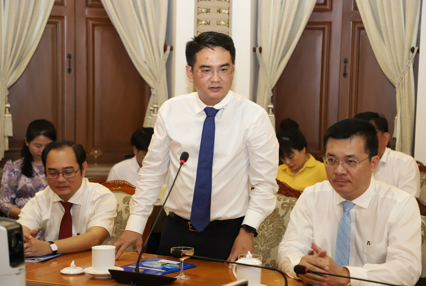 Phó Chủ tịch UBND huyện Bình Chánh Lê Như Hải Long phát biểu nhận nhiệm vụ. Ảnh: Ngô Tùng Phó Chủ tịch UBND huyện Bình Chánh Lê Như Hải Long phát biểu nhận nhiệm vụ. Ảnh: Ngô Tùng