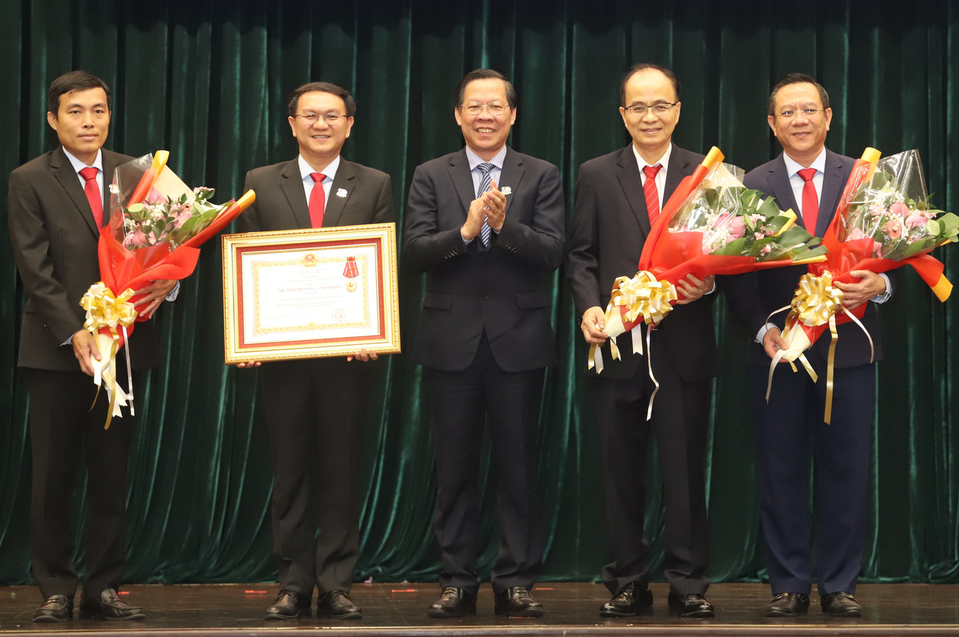 Chủ tịch UBND TPHCM Phan Văn Mãi trao Huân chương Lao động hạng Nhì của Chủ tịch nước cho Sở Thông tin và Truyền thông TPHCM. Ảnh: Ngô Tùng Chủ tịch UBND TPHCM Phan Văn Mãi trao Huân chương Lao động hạng Nhì của Chủ tịch nước cho Sở Thông tin và Truyền thông TPHCM. Ảnh: Ngô Tùng