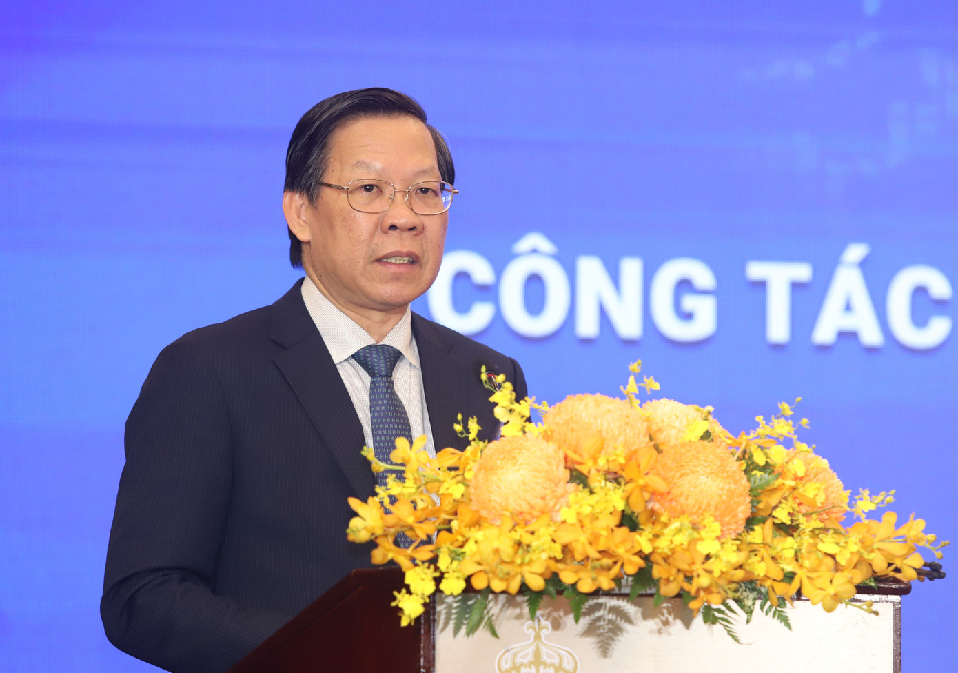 Chủ tịch UBND TPHCM Phan Văn Mãi. Chủ tịch UBND TPHCM Phan Văn Mãi.