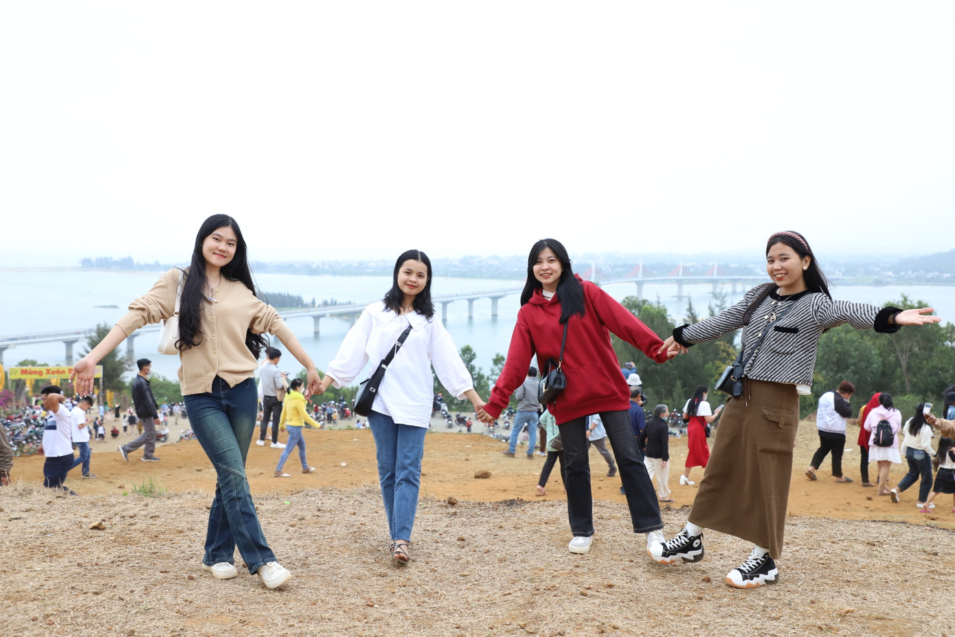 Tranh thủ kỳ nghỉ Tết, Kim Ngân (bìa trái) và nhóm bạn cùng quê (hiện đều là sinh viên năm nhất các đại học ở Huế và TPHCM) hẹn nhau cùng đến tham quan, vui chơi tại không gian này.