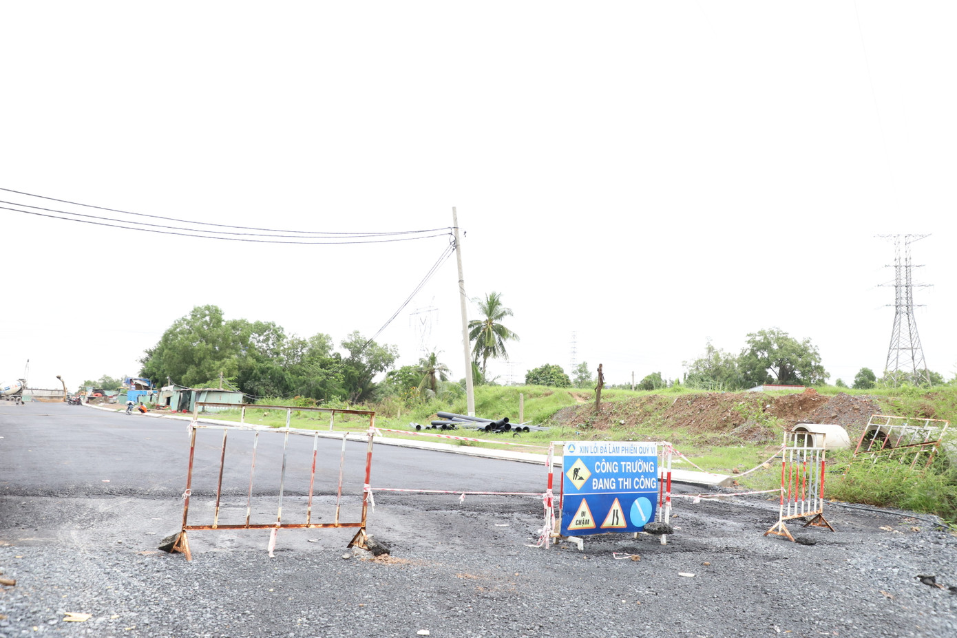 Tuyến đường song hành Quốc lộ 50 hiện đang được thi công dang dở. Tuyến đường song hành Quốc lộ 50 hiện đang được thi công dang dở.