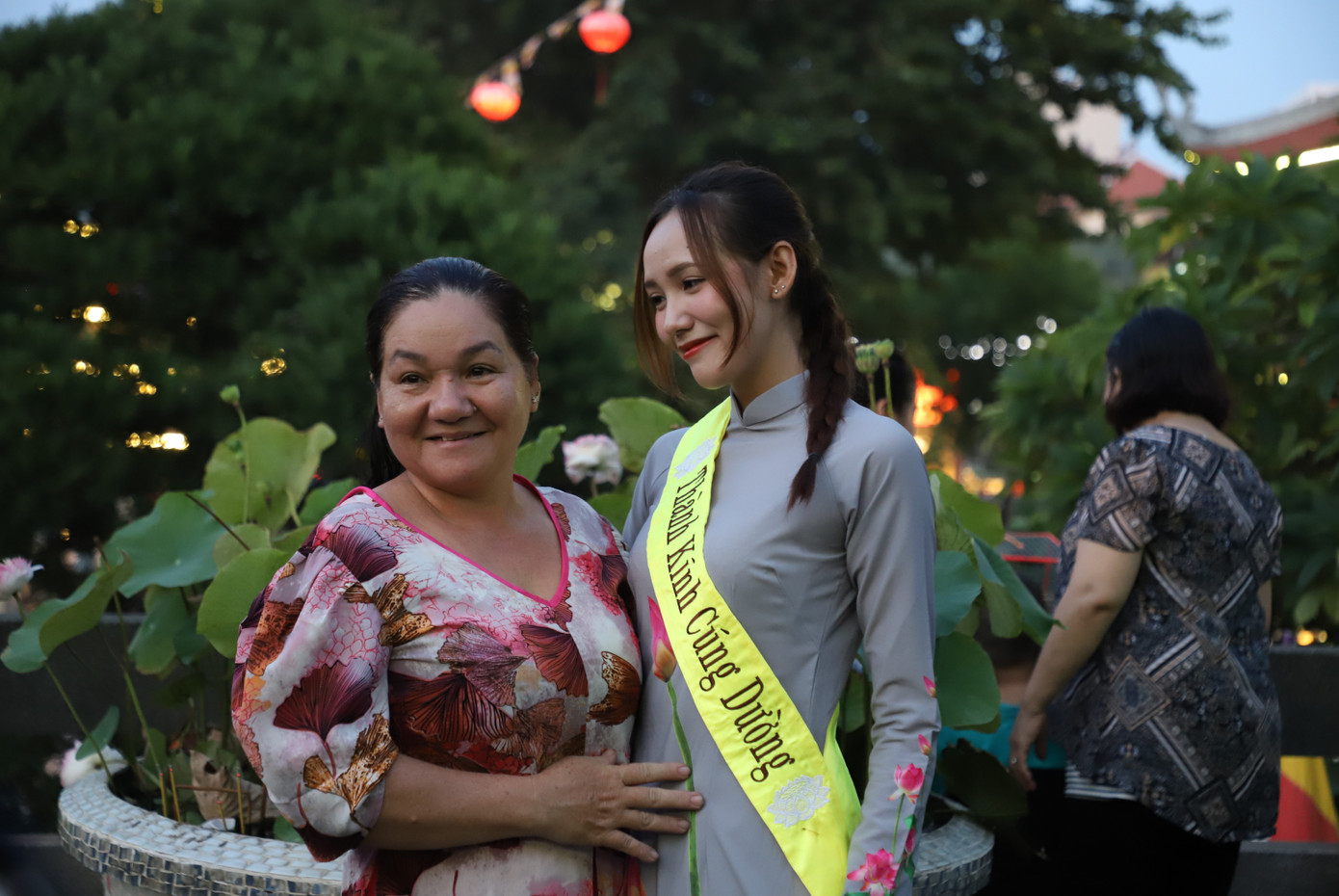 Một số bạn trẻ đưa người thân đến chùa dịp này. Một số bạn trẻ đưa người thân đến chùa dịp này.