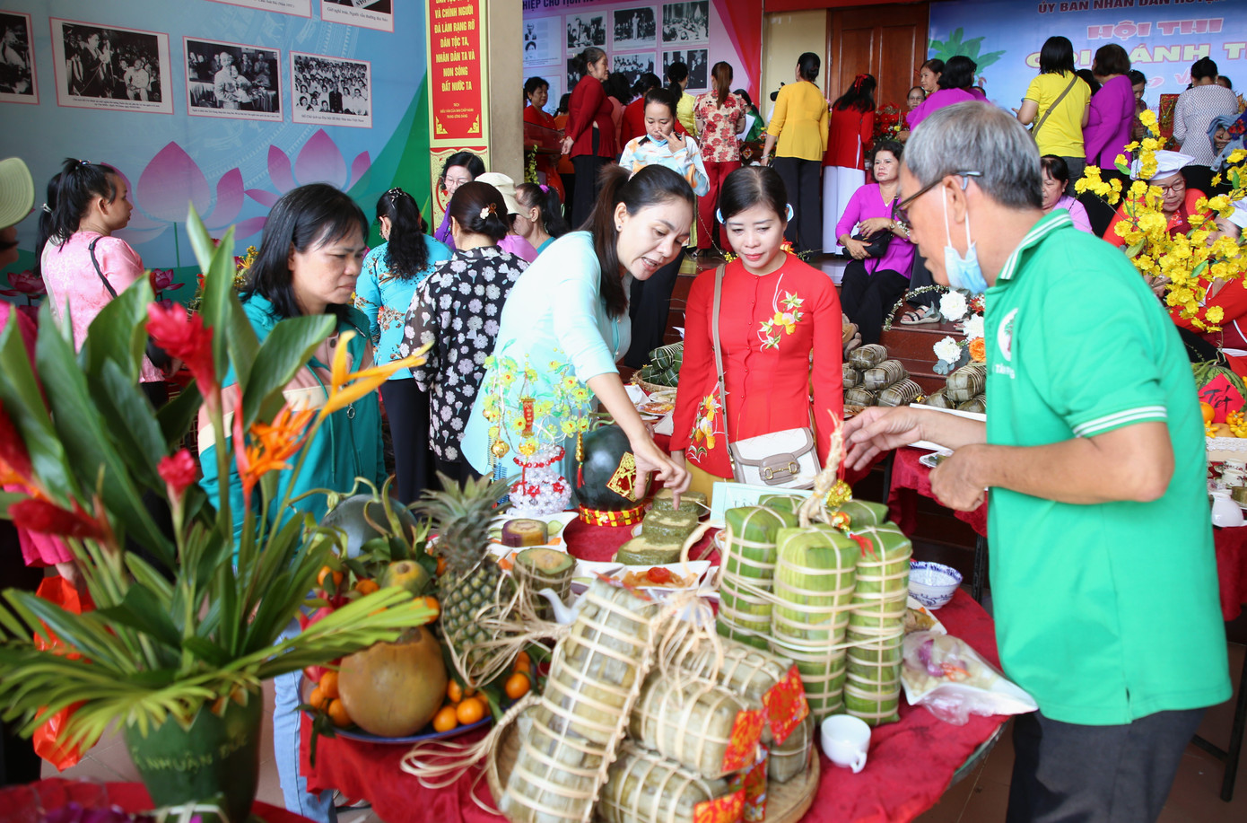 Trong khuôn khổ ngày hội và hội hoa xuân còn diễn ra nhiều hoạt động sôi nổi khác như: Hội thi gói bánh tét, biểu diễn lân sư rồng, hội thi hoa lan, cây kiểng, giới thiệu sản phẩm OCOP, nông sản, hàng hóa, sản phẩm của doanh nghiệp trên địa bàn huyện...