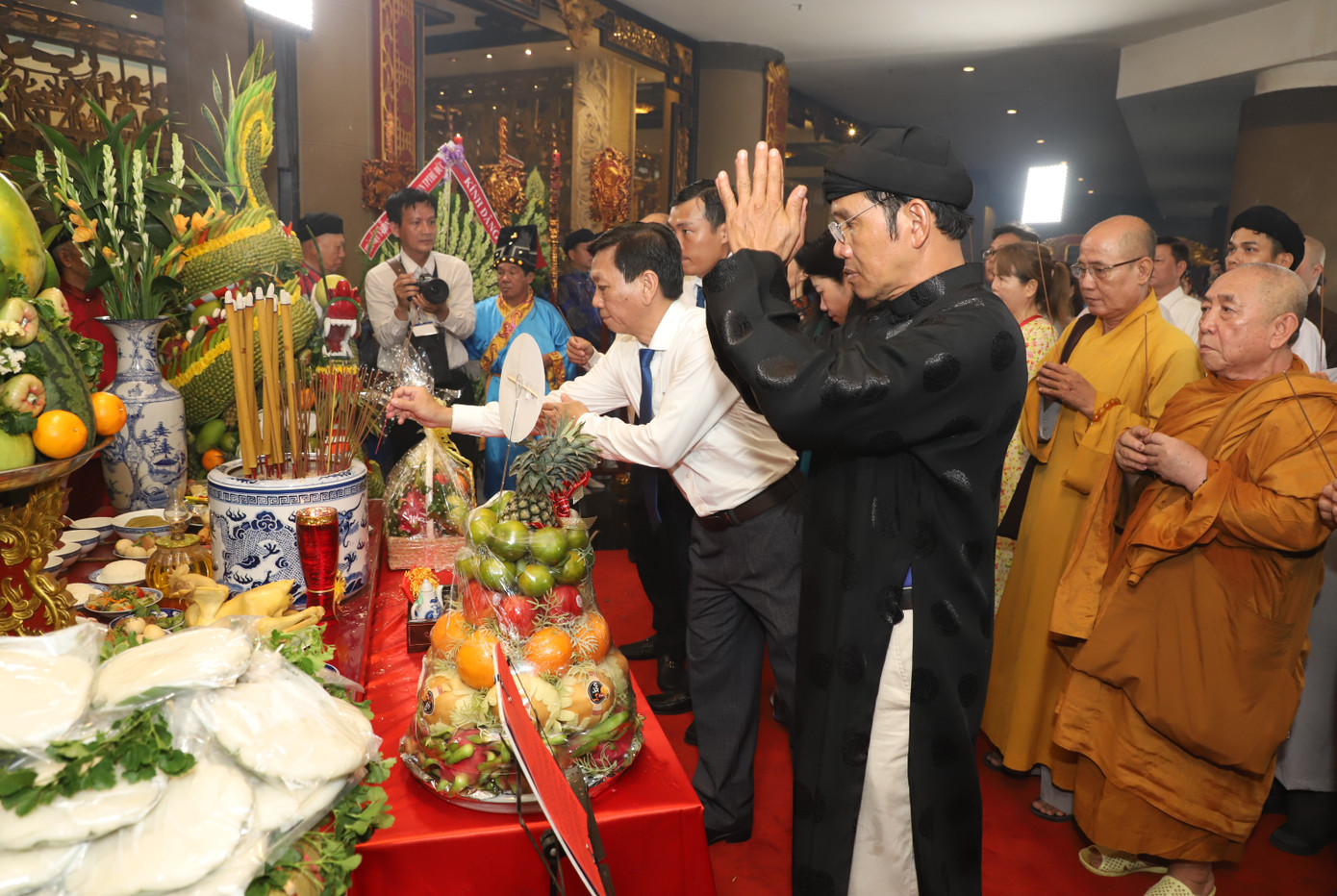 Tiếp đó, các đoàn nhân sĩ, trí thức, đồng bào tôn giáo dâng hương trước anh linh các bậc tiền nhân của dân tộc. Tiếp đó, các đoàn nhân sĩ, trí thức, đồng bào tôn giáo dâng hương trước anh linh các bậc tiền nhân của dân tộc.