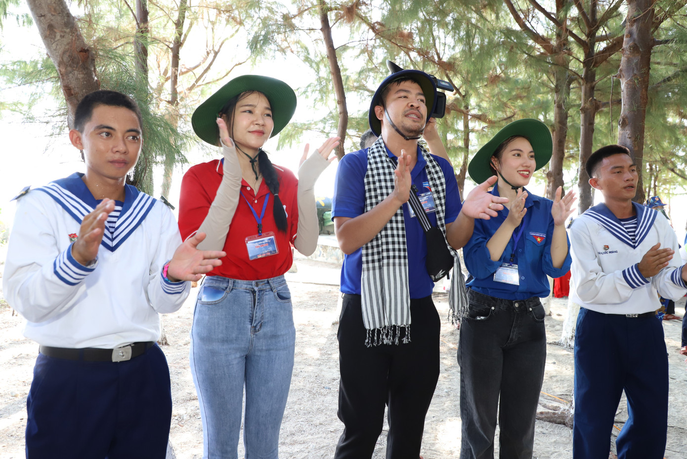 Những trải nghiệm qua chuyến đi Trường Sa là hành trang quý báu để Huyền Mai và Minh Phương tiếp tục phát huy trong quá trình học tập, rèn luyện sắp tới. Ảnh: Ngô Tùng