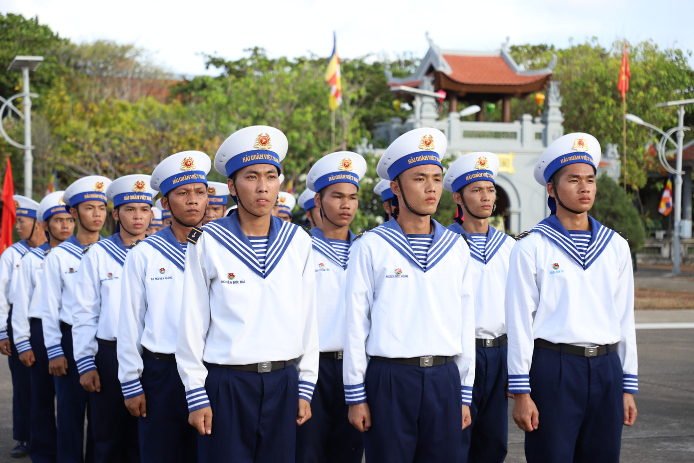 Dù còn nhiều khó khăn, thiếu thốn nơi đầu sóng, ngọn gió, những người lính Hải quân vẫn sắt son niềm tin, quyết tâm bảo vệ, gìn giữ sự toàn vẹn chủ quyền Tổ quốc.