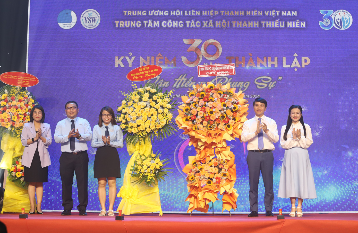 Anh Nguyễn Ngọc Lương, chị Nguyễn Phạm Duy Trang thay mặt Ban Bí thư T.Ư Đoàn, T.Ư Hội LHTN Việt Nam tặng hoa chúc mừng dấu mốc đặc biệt của trung tâm. Ảnh: Ngô Tùng Anh Nguyễn Ngọc Lương, chị Nguyễn Phạm Duy Trang thay mặt Ban Bí thư T.Ư Đoàn, T.Ư Hội LHTN Việt Nam tặng hoa chúc mừng dấu mốc đặc biệt của trung tâm. Ảnh: Ngô Tùng