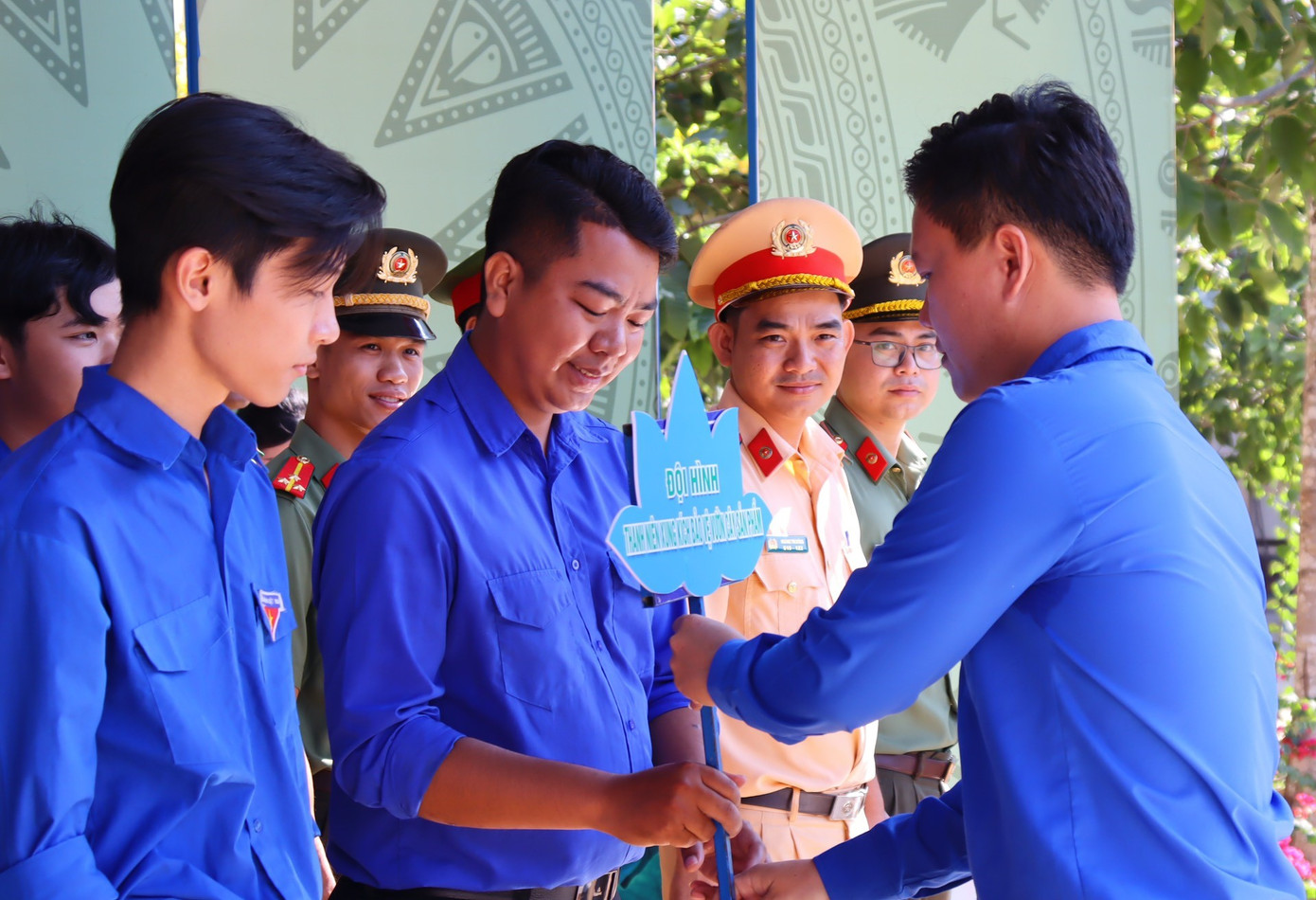 Ra mắt 5 đội hình thanh niên tình nguyện.