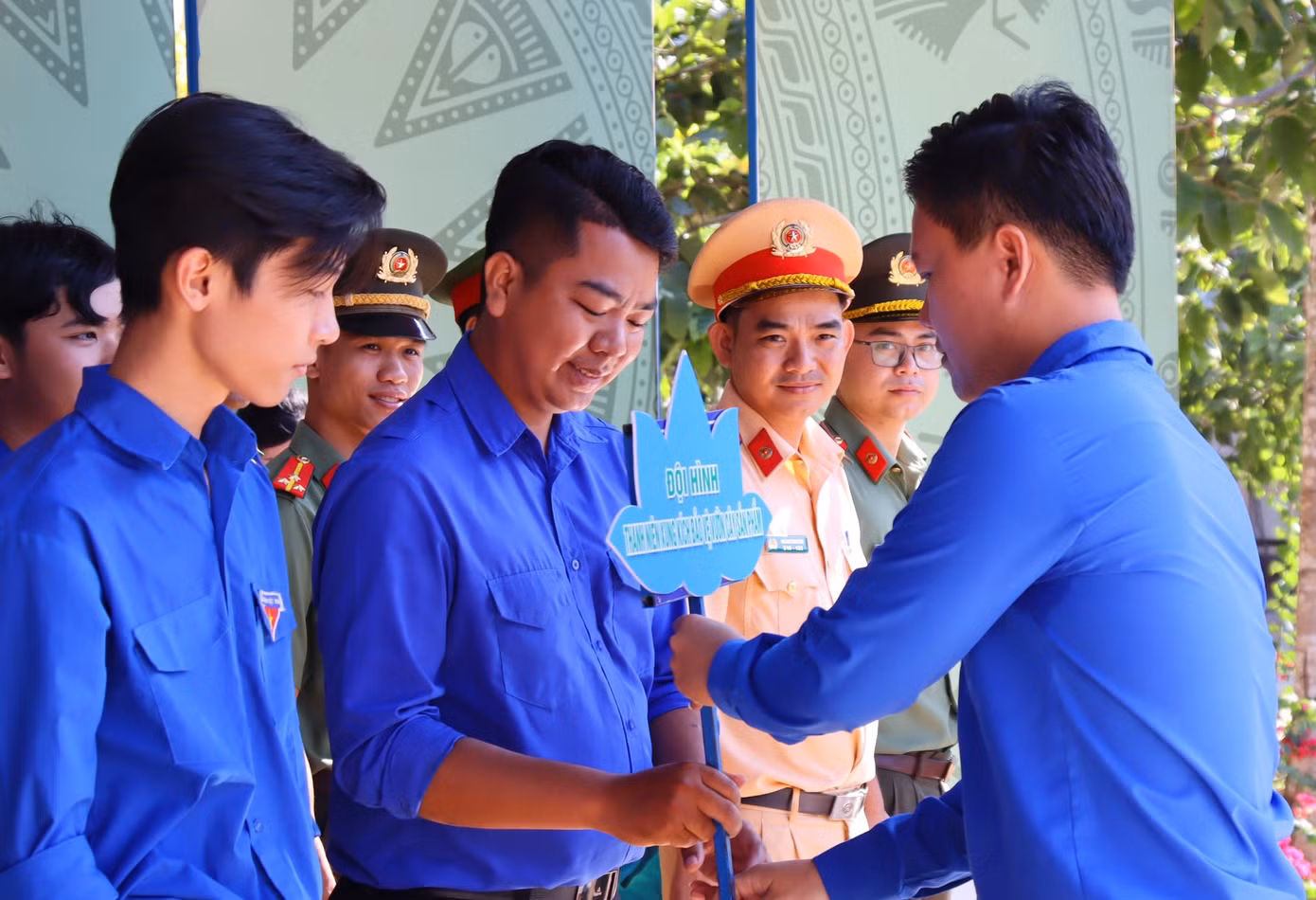 Ra mắt 5 đội hình thanh niên tình nguyện.