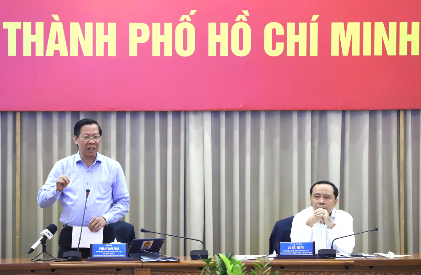 Chủ tịch UBND TPHCM Phan Văn Mãi trao đổi tại buổi làm việc. Ảnh: Ngô Tùng