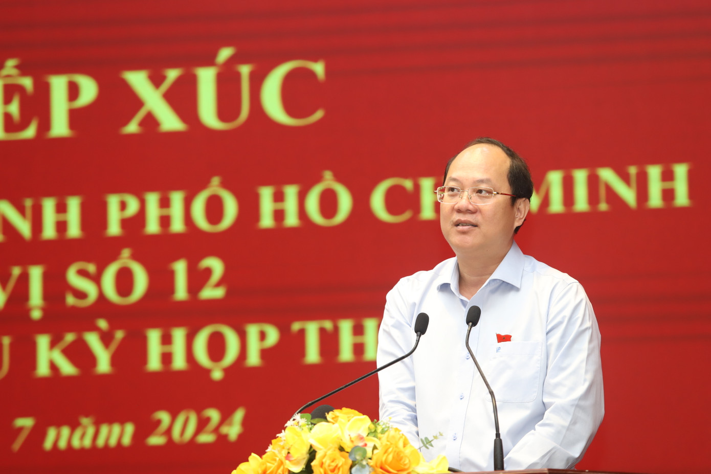 Ông Nguyễn Hồ Hải trao đổi với cử tri. Ông Nguyễn Hồ Hải trao đổi với cử tri.