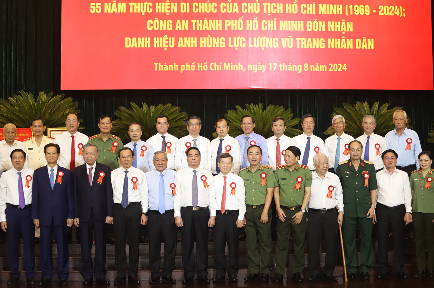 Tổng Bí thư, Chủ tịch nước Tô Lâm cùng các đại biểu chụp ảnh lưu niệm. Tổng Bí thư, Chủ tịch nước Tô Lâm cùng các đại biểu chụp ảnh lưu niệm.