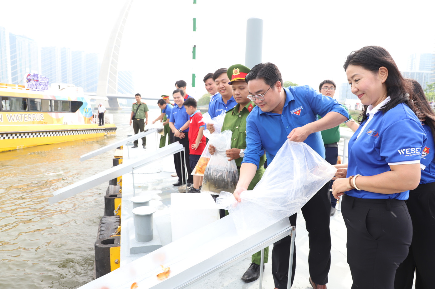 Bí thư Thành Đoàn TPHCM Ngô Minh Hải thả cá giống tái tạo nguồn lợi thủy sản trên lưu vực sông Sài Gòn. Bí thư Thành Đoàn TPHCM Ngô Minh Hải thả cá giống tái tạo nguồn lợi thủy sản trên lưu vực sông Sài Gòn.