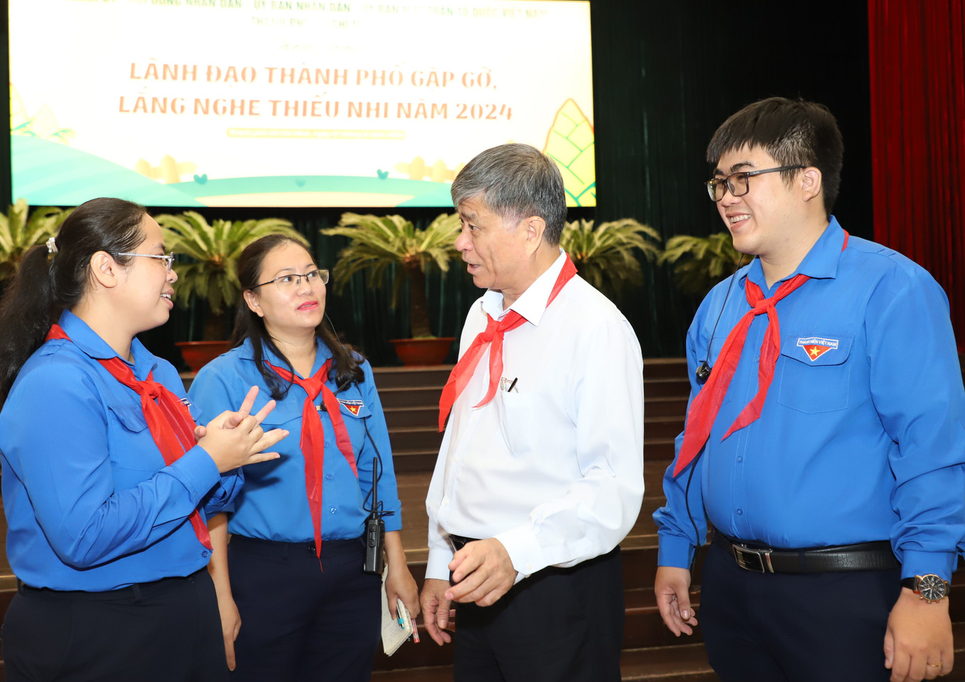 Đại diện Thành Đoàn, Hội đồng Đội TPHCM trao đổi cùng lãnh đạo ngành giáo dục thành phố. Đại diện Thành Đoàn, Hội đồng Đội TPHCM trao đổi cùng lãnh đạo ngành giáo dục thành phố.