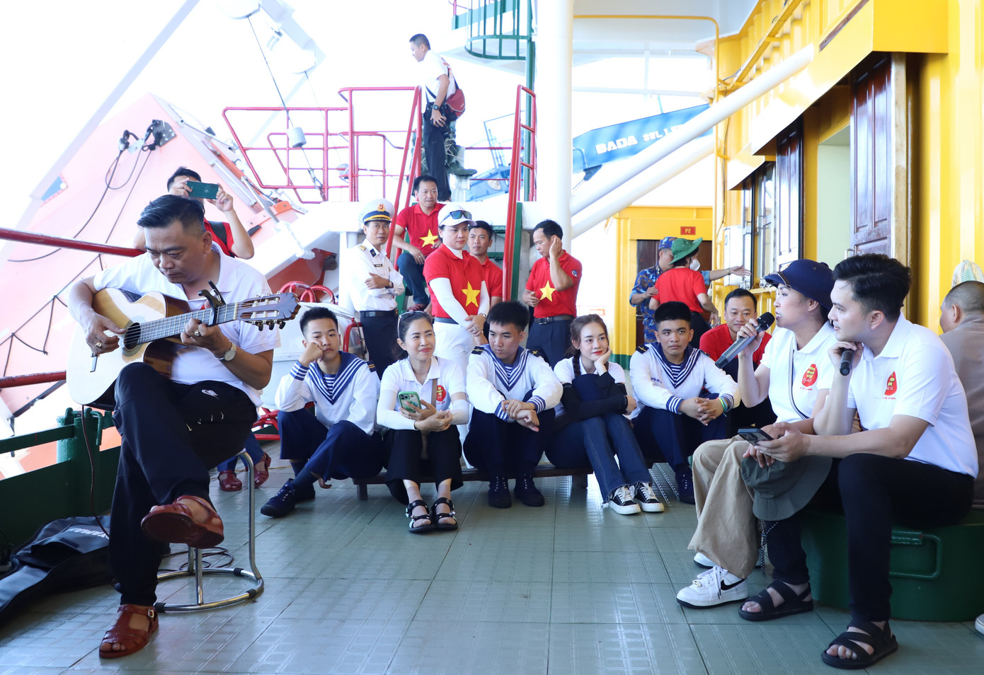 Đến thăm Nhà giàn DK1/8 trong chuyến hành trình, các văn nghệ sĩ thuộc Đội tình nguyện viên nghệ sĩ TPHCM đã gửi tặng cán bộ, chiến sĩ đang công tác tại đây những lời ca tiếng hát ý nghĩa như lời động viên, tiếp sức để các anh thêm vững tin trong quá trình tham gia gìn giữ chủ quyền biên cương của Tổ quốc trên biển.