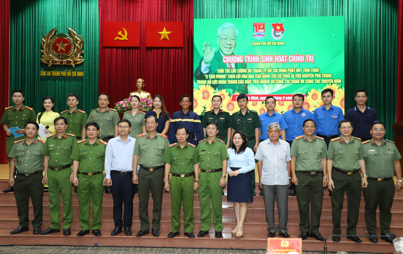 Đại diện lãnh đạo Bộ Công an, Công an TPHCM và Thành Đoàn TPHCM chụp ảnh lưu niệm cùng các cán bộ, chiến sĩ, đoàn viên thanh niên. Ảnh: Ngô Tùng Đại diện lãnh đạo Bộ Công an, Công an TPHCM và Thành Đoàn TPHCM chụp ảnh lưu niệm cùng các cán bộ, chiến sĩ, đoàn viên thanh niên. Ảnh: Ngô Tùng