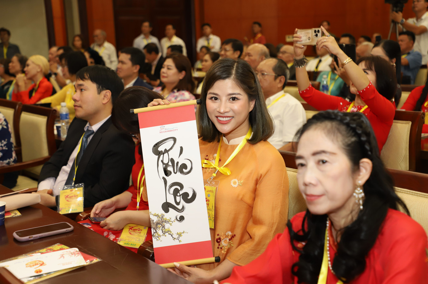 Các kiều bào phấn khởi dự buổi họp mặt. Ảnh: Ngô Tùng