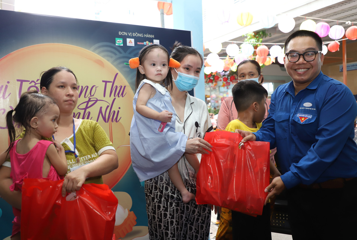 Món quà Trung thu đến sớm với các bệnh nhi từ đại diện Đoàn Thanh niên của Công ty Cổ phần Việt Nam Kỹ nghệ Súc sản (VISSAN) Món quà Trung thu đến sớm với các bệnh nhi từ đại diện Đoàn Thanh niên của Công ty Cổ phần Việt Nam Kỹ nghệ Súc sản (VISSAN)