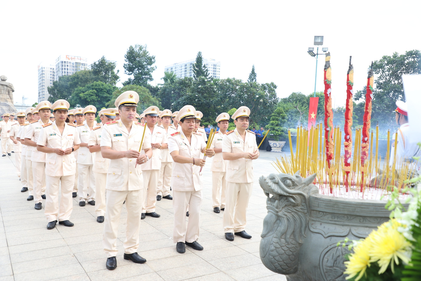 Đoàn đại biểu Công an TPHCM do Thiếu tướng Trần Đức Tài - Phó Giám đốc Công an thành phố dâng hương tưởng niệm các Anh hùng liệt sĩ.
