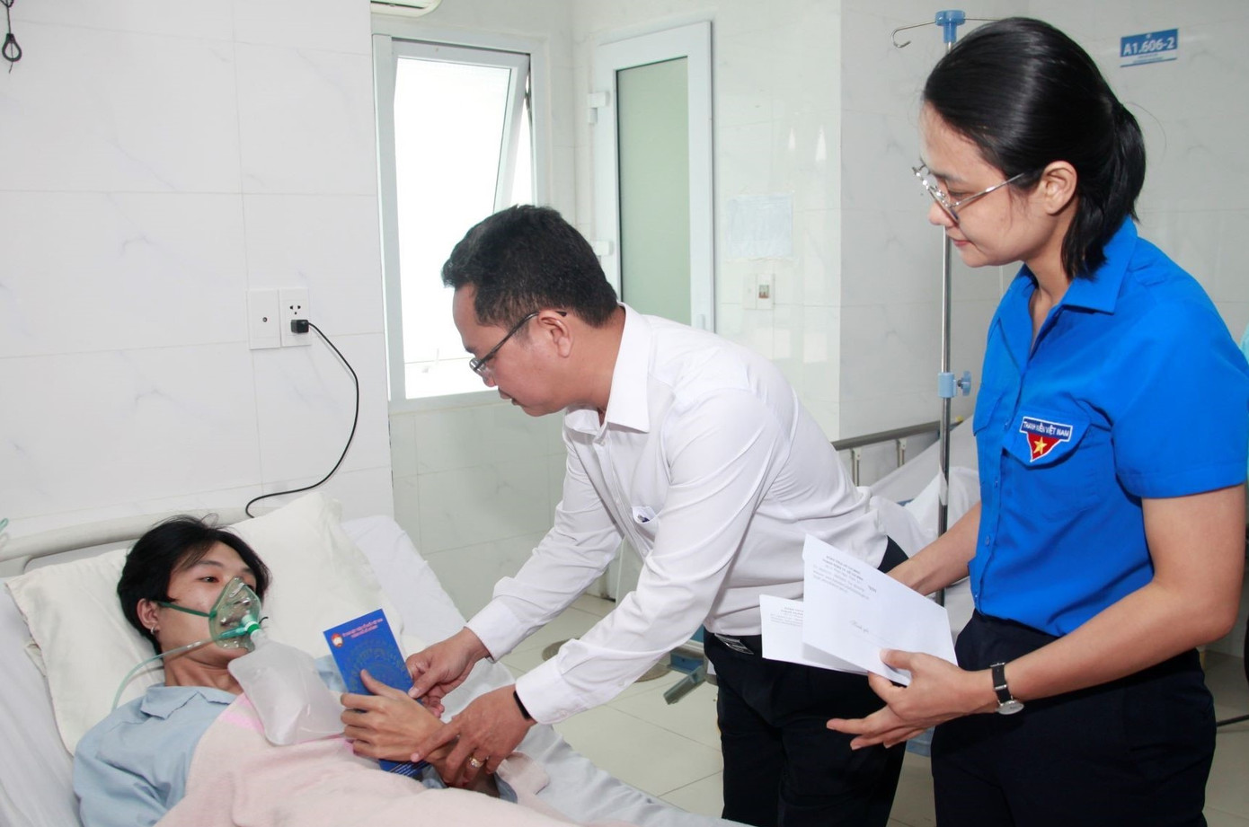 Phó Chủ tịch Ủy ban MTTQ Việt Nam TPHCM Phạm Minh Tuấn gửi món quà thăm hỏi sức khỏe người bị thương. Phó Chủ tịch Ủy ban MTTQ Việt Nam TPHCM Phạm Minh Tuấn gửi món quà thăm hỏi sức khỏe người bị thương.