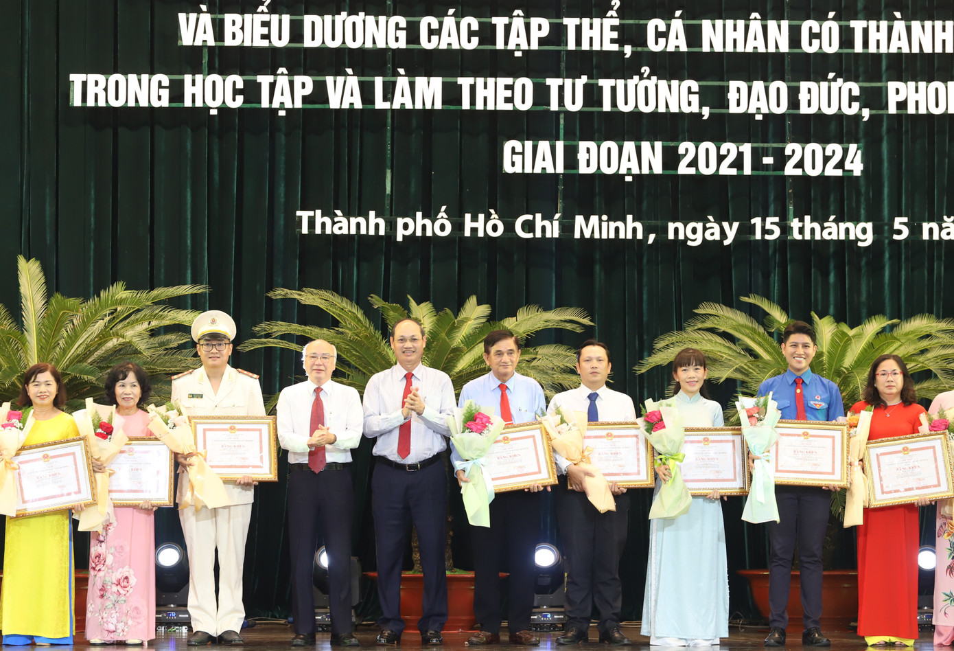 Anh Quốc Huy (thứ hai từ phải qua) cùng các cá nhân tiêu biểu tại buổi lễ biểu dương.