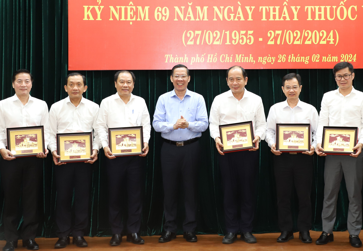 Chủ tịch Phan Văn Mãi khen thưởng các cán bộ lãnh đạo ngành y thành phố. Chủ tịch Phan Văn Mãi khen thưởng các cán bộ lãnh đạo ngành y thành phố.