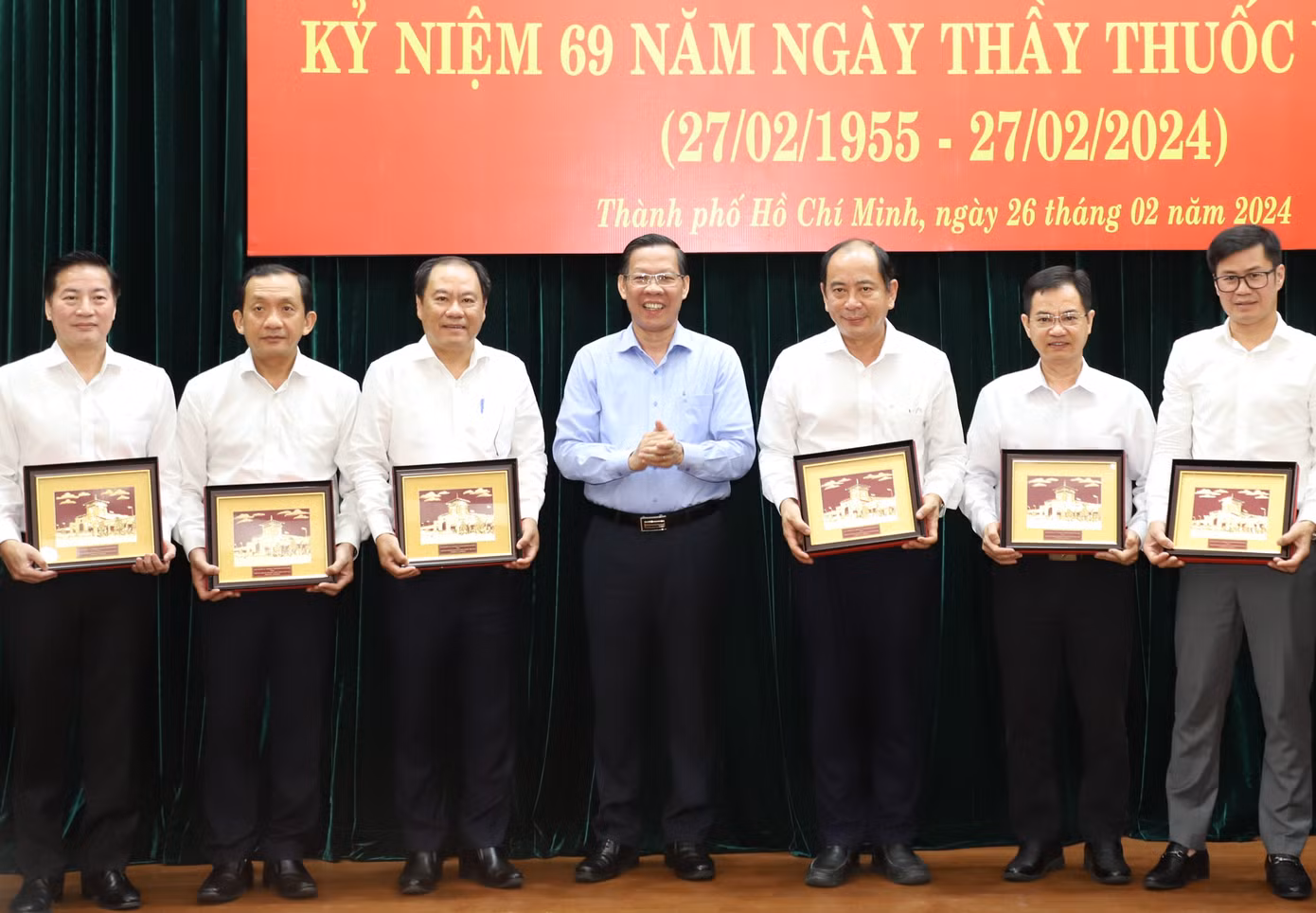 Chủ tịch Phan Văn Mãi khen thưởng các cán bộ lãnh đạo ngành y thành phố. Chủ tịch Phan Văn Mãi khen thưởng các cán bộ lãnh đạo ngành y thành phố.