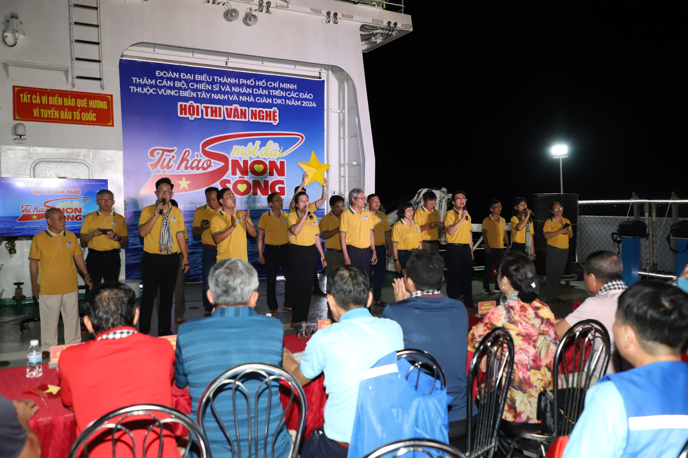 Các đội thi gửi đến lời ca tiếng hát cùng những màn phụ họa đầy sáng tạo, sôi nổi để cùng lan tỏa tinh thần giao lưu, đoàn kết trong một tập thể hướng về vùng biển, đảo của Tổ quốc.