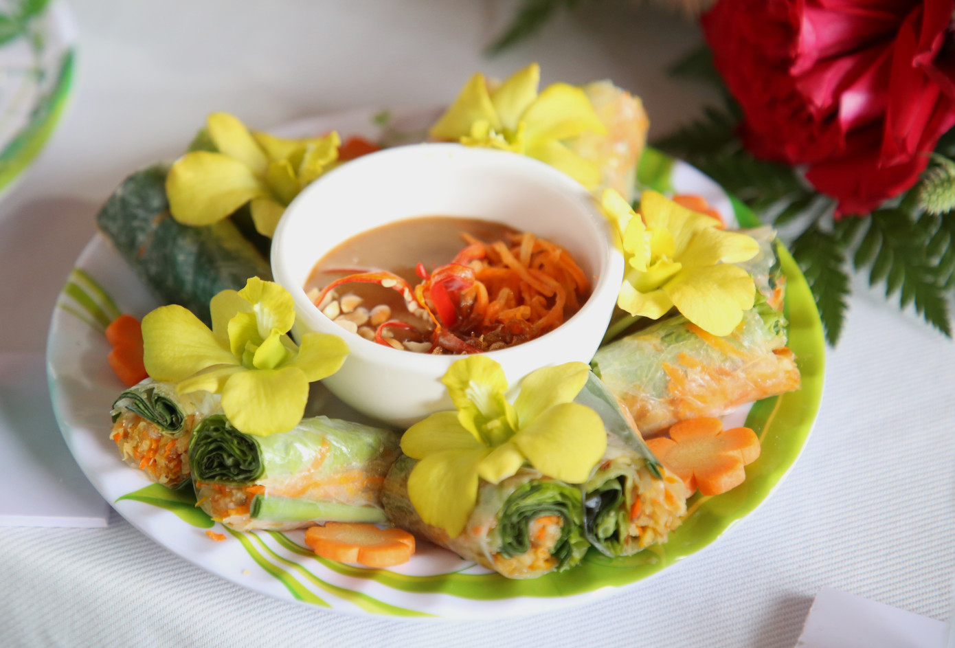 Món gỏi cuốn làm từ khoai mì, được trình bày bắt mắt.