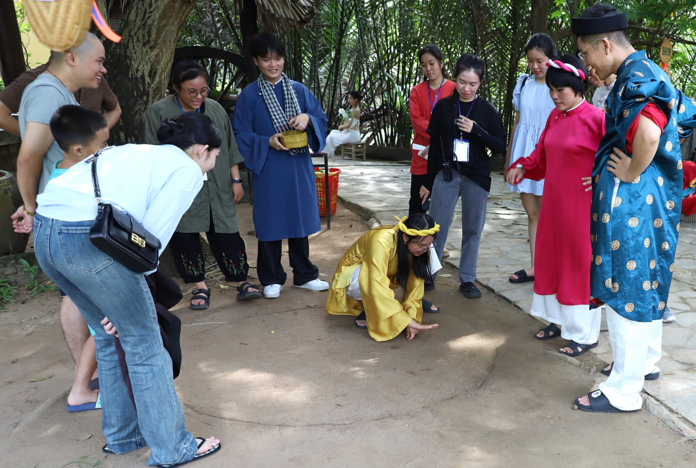 Môn bắn bi cũng người chơi "xuyên không" về với một thời thơ ấu đầy kỷ niệm cùng chúng bạn.