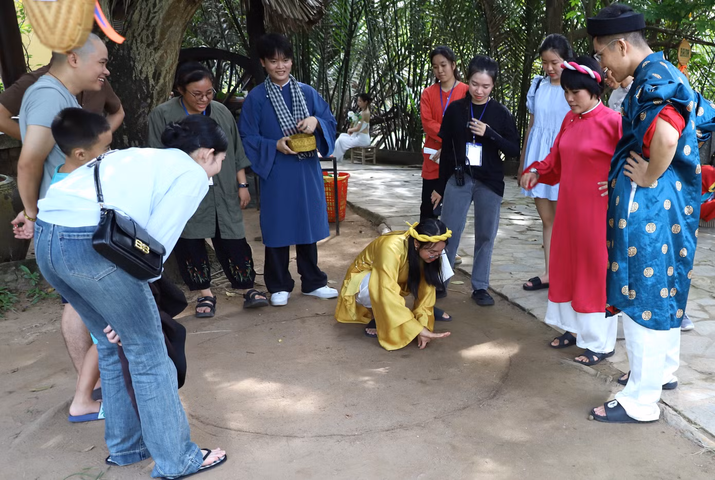Môn bắn bi cũng người chơi "xuyên không" về với một thời thơ ấu đầy kỷ niệm cùng chúng bạn. Môn bắn bi cũng người chơi "xuyên không" về với một thời thơ ấu đầy kỷ niệm cùng chúng bạn.