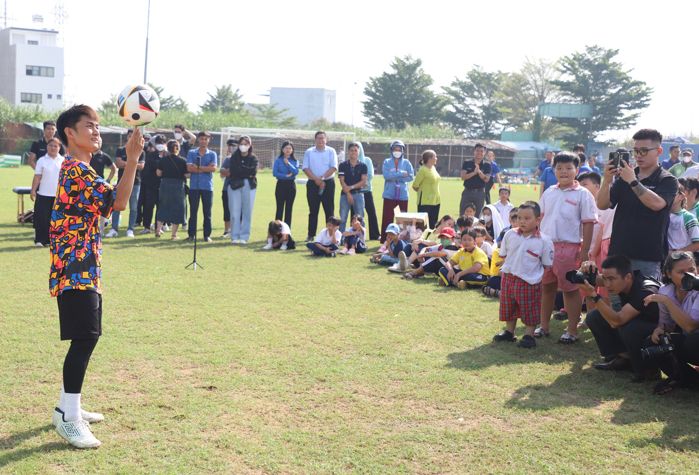 Đến với ngày hội, các em còn có dịp xem màn biểu diễn nghệ thuật cùng trái bóng.