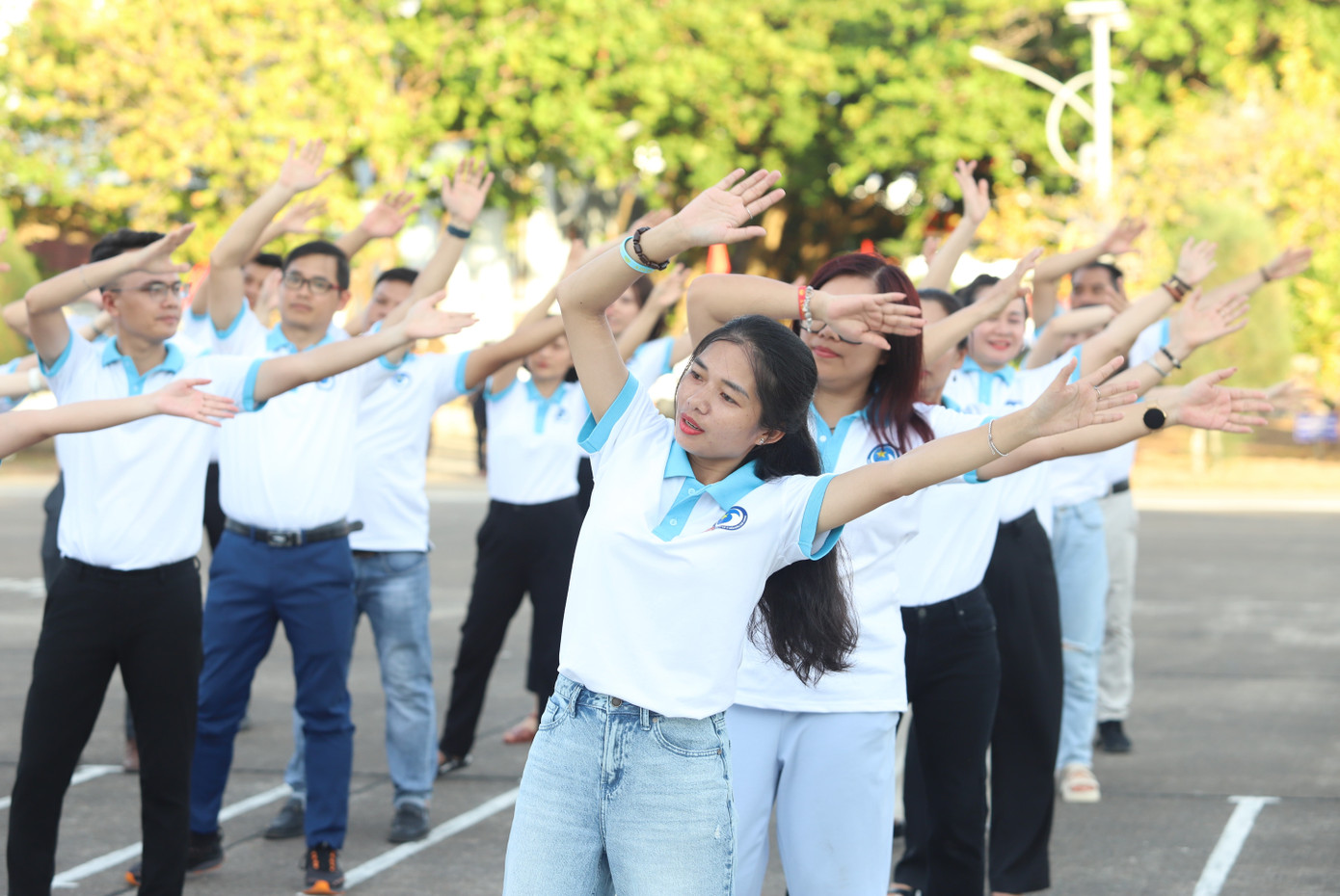 Nữ cán bộ Đoàn hăng hái tham gia các hoạt động trong hải trình đến với biển đảo Tổ quốc. Nữ cán bộ Đoàn hăng hái tham gia các hoạt động trong hải trình đến với biển đảo Tổ quốc.