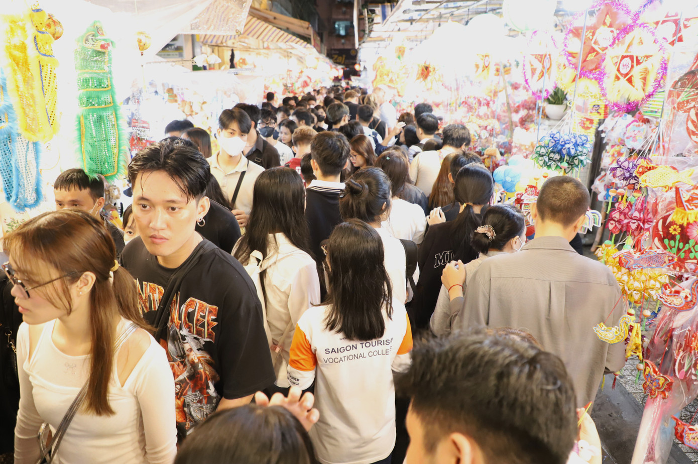 Tối 17/9 (rằm tháng 8 Âm lịch), hàng nghìn người đổ về phố lồng đèn Lương Nhữ Học (quận 5, TPHCM) vui chơi trong đêm Trung thu. Ảnh: Ngô Tùng