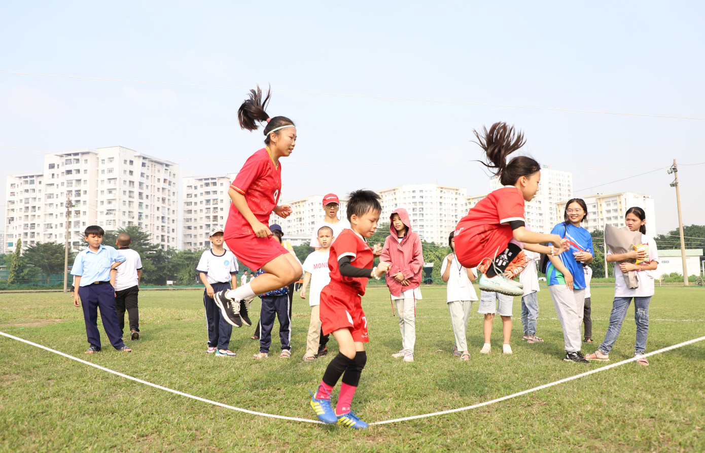 “Hôm nay đến đây, Huỳnh Như chỉ có một điều mong muốn là các bé được khỏe mạnh, luôn vui tươi, yêu đời như chính tính cách, sự đáng yêu của các em”, nữ tuyển thủ bóng đá quốc gia bày tỏ.