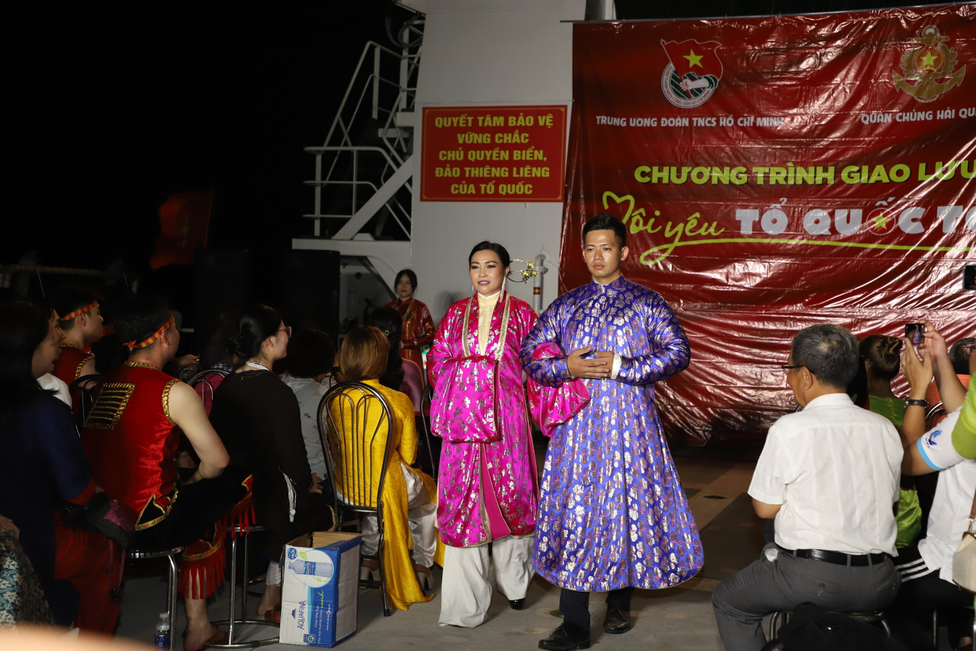 Tham gia Hành trình “Tuổi trẻ vì biển, đảo quê hương” năm 2024 với chủ đề “Tôi yêu Tổ quốc tôi”, đến thăm quân và dân tại các điểm đảo thuộc quần đảo Trường Sa và Nhà giàn DK1, các đại biểu đã cùng hòa chung trong không khí sum vầy, kết nối hết sức thân tình qua các buổi giao lưu văn nghệ, trình diễn trang phục dân tộc, trang phục áo dài. Tham gia Hành trình “Tuổi trẻ vì biển, đảo quê hương” năm 2024 với chủ đề “Tôi yêu Tổ quốc tôi”, đến thăm quân và dân tại các điểm đảo thuộc quần đảo Trường Sa và Nhà giàn DK1, các đại biểu đã cùng hòa chung trong không khí sum vầy, kết nối hết sức thân tình qua các buổi giao lưu văn nghệ, trình diễn trang phục dân tộc, trang phục áo dài.