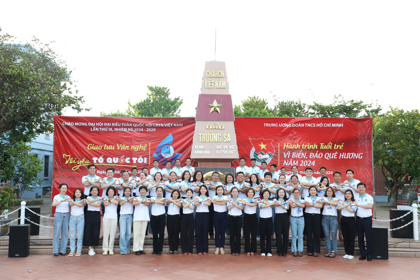 Đoàn công tác đã thiết kế và triển khai các hoạt động sôi nổi như xếp hình cờ Tổ quốc, đồng diễn bài hát Tôi yêu Tổ quốc tôi, ngân vang lời ca tiếng hát giữa đảo xa với mong muốn gửi gắm nhiều tình cảm hơn nữa, sự quyết tâm của đoàn viên thanh niên và thể hiện tình yêu quê hương đất nước của thanh niên. Đoàn công tác đã thiết kế và triển khai các hoạt động sôi nổi như xếp hình cờ Tổ quốc, đồng diễn bài hát Tôi yêu Tổ quốc tôi, ngân vang lời ca tiếng hát giữa đảo xa với mong muốn gửi gắm nhiều tình cảm hơn nữa, sự quyết tâm của đoàn viên thanh niên và thể hiện tình yêu quê hương đất nước của thanh niên.