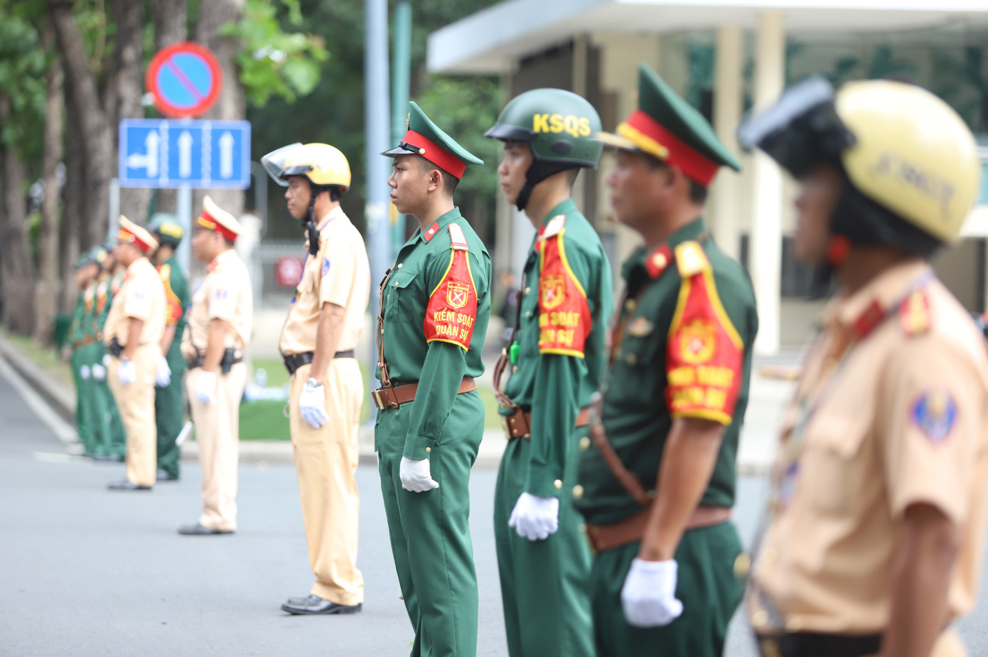 Các lực lượng làm nhiệm vụ trang nghiêm trong giây phút tiễn đưa Tổng Bí thư Nguyễn Phú Trọng.