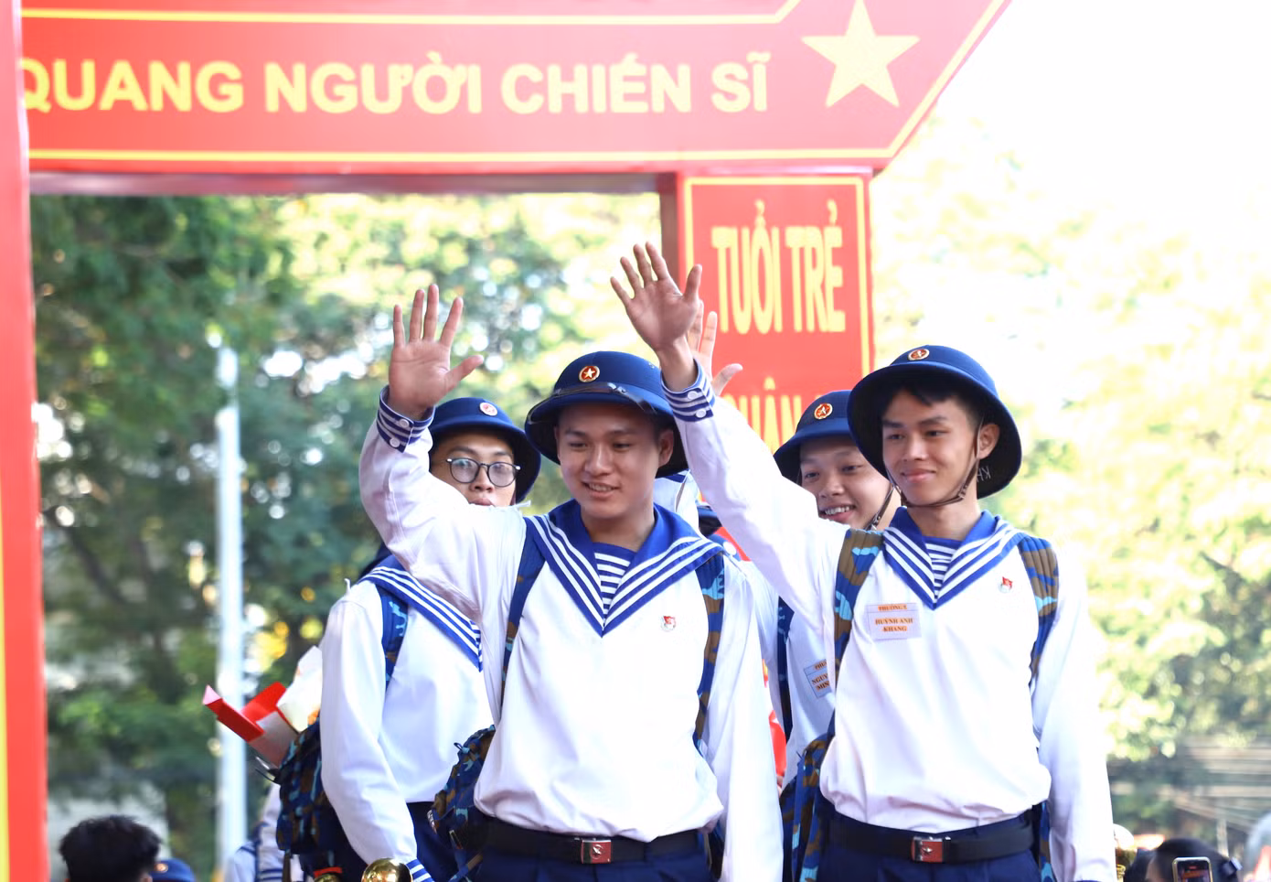 Các thanh niên thực hiện nghĩa vụ tại đơn vị thuộc Quân chủng Hải quân rạng rỡ vẫy chào trước lúc lên xe về đơn vị. Các thanh niên thực hiện nghĩa vụ tại đơn vị thuộc Quân chủng Hải quân rạng rỡ vẫy chào trước lúc lên xe về đơn vị.