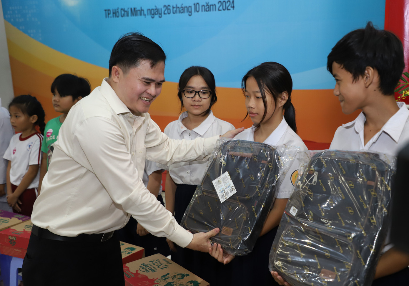 Ông Cao Thanh Bình trao quà cho các em nhỏ tham gia chương trình. Ảnh: Ngô Tùng