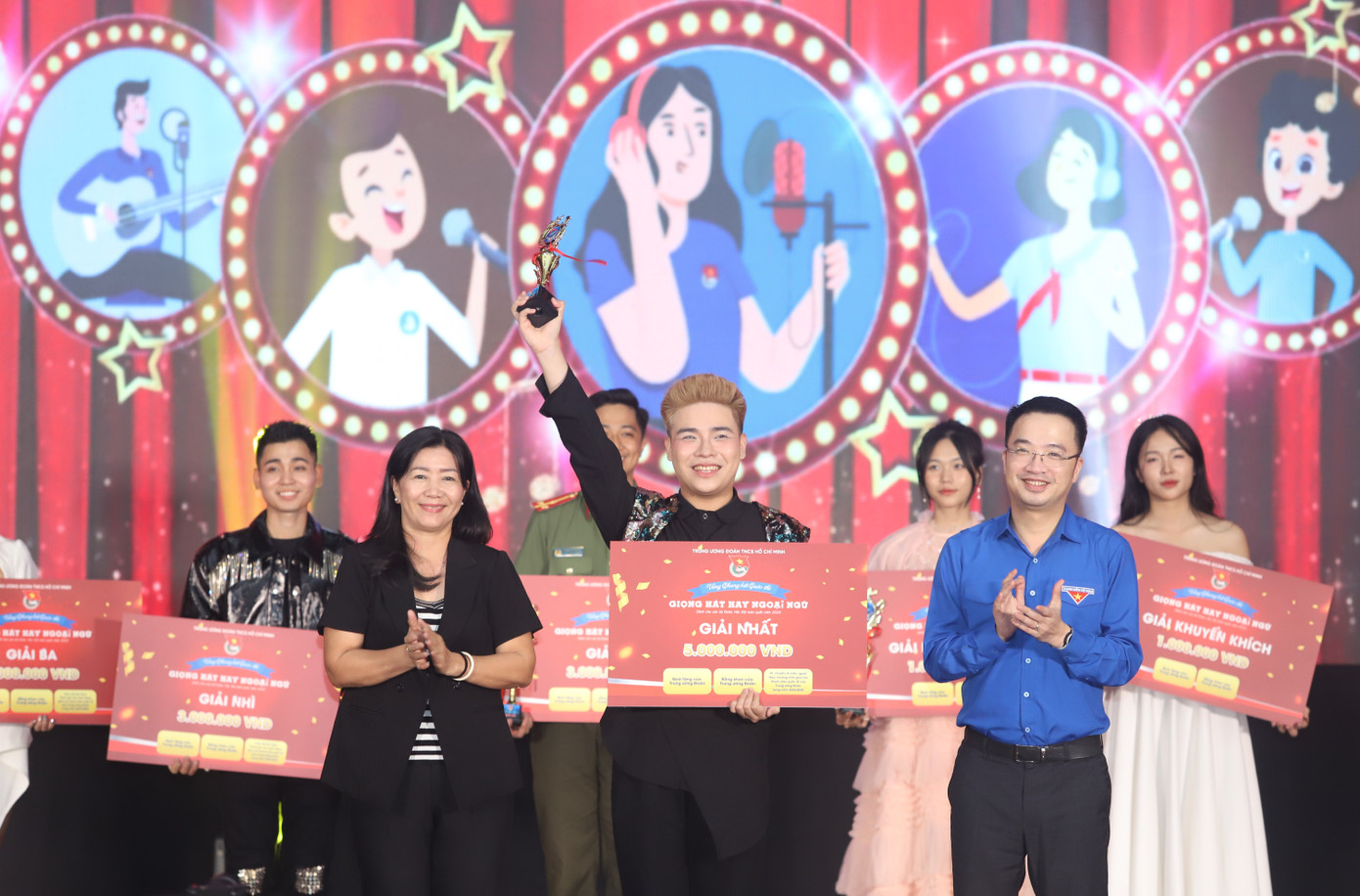 Bí thư T.Ư Đoàn Nguyễn Tường Lâm cùng đại diện lãnh đạo Thành ủy TPHCM trao giải Nhất cho anh Lê Đức Đạt.