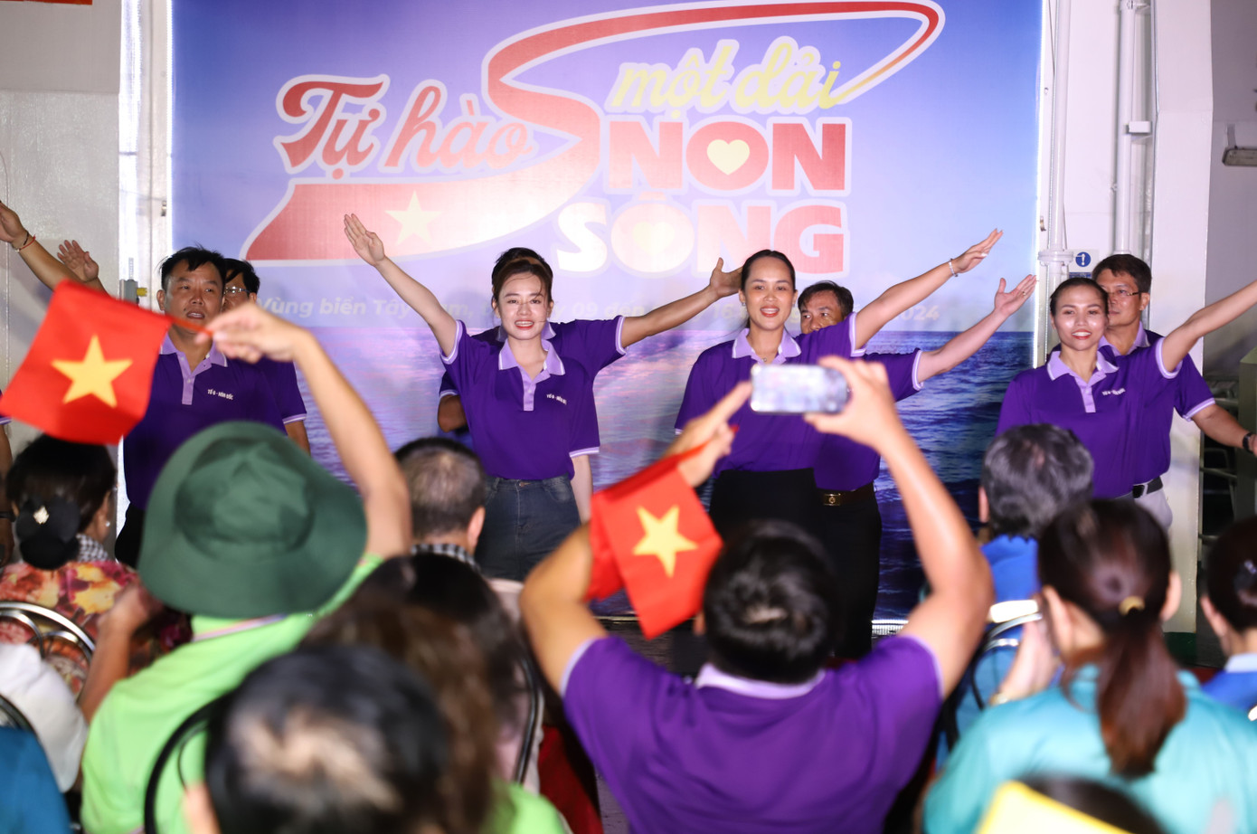 Các đội đã lần lượt thể hiện những ca khúc hát về biển, đảo Tổ quốc và thi tài nhảy flashmob.