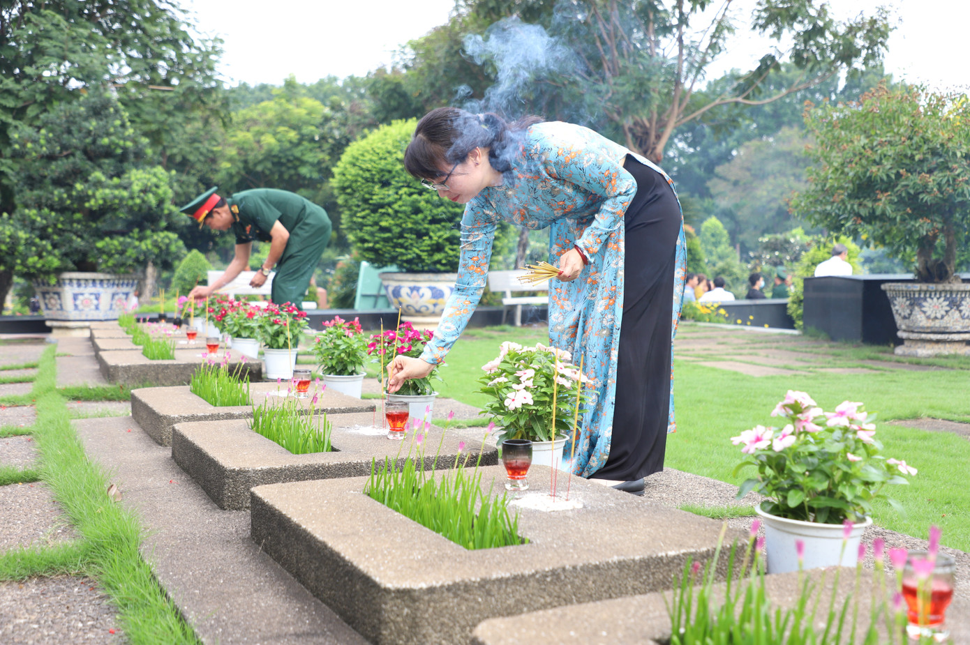 Phó Chủ tịch UBND TPHCM Trần Thị Diệu Thúy thắp hương kính viếng anh linh các Anh hùng liệt sĩ.