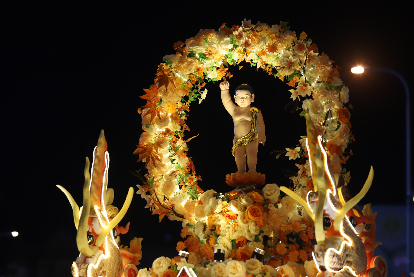 Tôn tượng Đức Phật đản sinh bừng sáng trong đêm hội mừng Phật đản Phật lịch 2568.