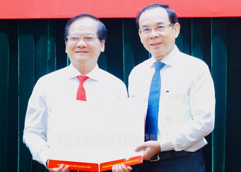 Bí thư Thành ủy TPHCM Nguyễn Văn Nên trao quyết định cho ông Trần Văn Khuyên. Ảnh: Thành ủy TPHCM Bí thư Thành ủy TPHCM Nguyễn Văn Nên trao quyết định cho ông Trần Văn Khuyên. Ảnh: Thành ủy TPHCM