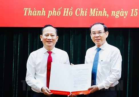 Bí thư Thành ủy TPHCM Nguyễn Văn Nên trao quyết định cho ông Trần Văn Nam. Ảnh: Thành ủy TPHCM. Bí thư Thành ủy TPHCM Nguyễn Văn Nên trao quyết định cho ông Trần Văn Nam. Ảnh: Thành ủy TPHCM.