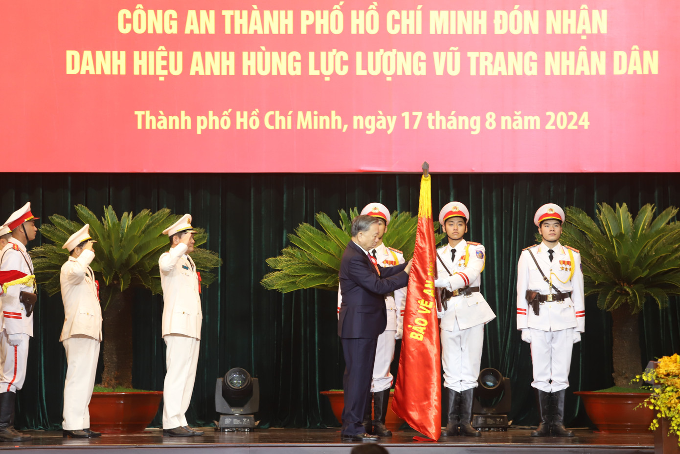 Tổng Bí thư, Chủ tịch nước Tô Lâm gắn huy hiệu anh hùng lên lá cờ truyền thống. Tổng Bí thư, Chủ tịch nước Tô Lâm gắn huy hiệu anh hùng lên lá cờ truyền thống.