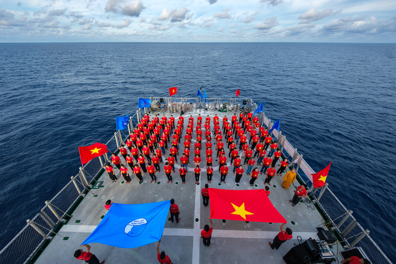 Các thành viên trang nghiêm thực hiện nghi thức chào cờ giữa biển trời Trường Sa của Tổ quốc. Ảnh: Nguyễn Hiền