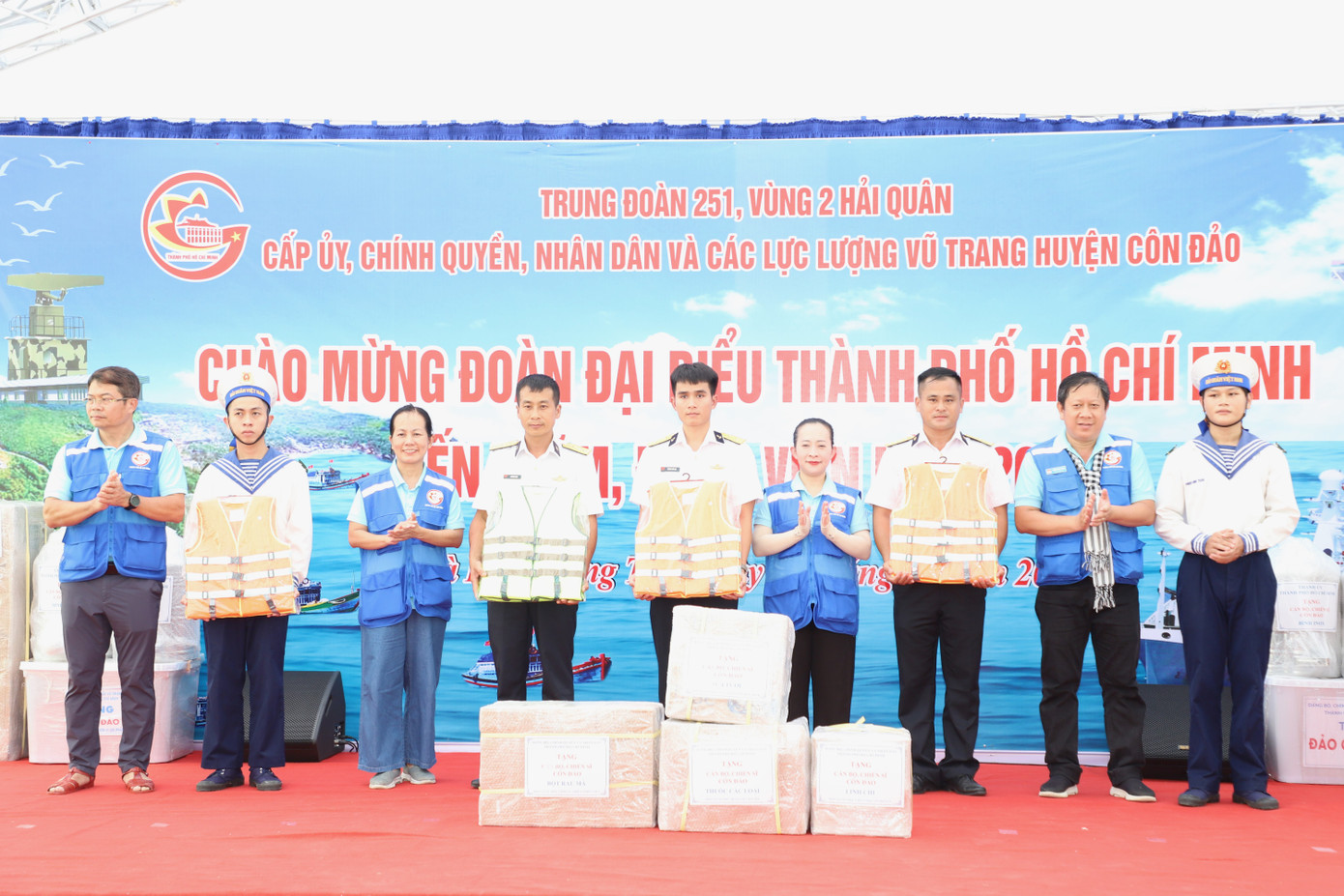 Cùng với đó, đoàn công tác cũng gửi tặng những trang bị, phần quà thiết thực đến cán bộ, chiến sĩ và các lực lượng đang đóng quân, làm nhiệm vụ trên đảo Côn Đảo.