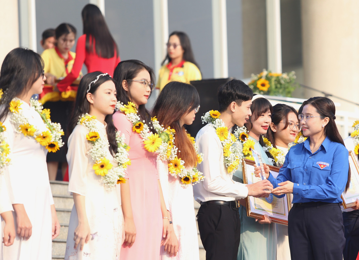 Bí thư T.Ư Đoàn Nguyễn Phạm Duy Trang trao khen thưởng tuyên dương các đơn vị đạt danh hiệu &quot;Tập thể Sinh viên 5 tốt&quot; cấp T.Ư.